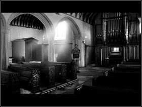 Idź do organów i naciśnij kolejno: Fis-A-G-H-B-C-D - Ulcombe | Opis przejścia - Dzień czwarty i piąty | The Lost Crown - The Lost Crown: A Ghosthunting Adventure - poradnik do gry