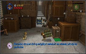 Po znalezieniu się w hangarze podejdź do pudła stojącego na górze [1] , podnieś je i postaw je na zielonym polu [2] przy skrzyniach - Rzeź w Hangarze | Kryształowa Czaszka Akt I | LEGO Indiana Jones 2 - LEGO Indiana Jones 2: The Adventure Continues - poradnik do gry