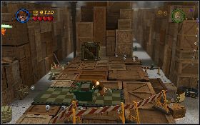Wskocz na skrzynie i użyj bicza, aby namierzyć uchwyt przy lampie [1] - Rzeź w Hangarze | Kryształowa Czaszka Akt I | LEGO Indiana Jones 2 - LEGO Indiana Jones 2: The Adventure Continues - poradnik do gry