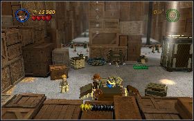 Kiedy klocki spadną na podłogę, stwórz z nich uchwyty [1] , dzięki czemu na górę będzie mogła wejść druga postać - Rzeź w Hangarze | Kryształowa Czaszka Akt I | LEGO Indiana Jones 2 - LEGO Indiana Jones 2: The Adventure Continues - poradnik do gry