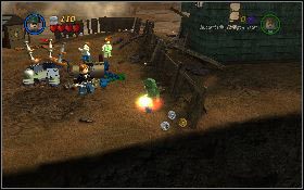 Do wykonania tej misji, którą rozpoczynasz wchodząc do środkowego domu na osiedlu manekinów, potrzebujesz mechanika i rosyjskiego kopacza - BiegKukiełek (bonus) | Kryształowa Czaszka Akt I | LEGO Indiana Jones 2 - LEGO Indiana Jones 2: The Adventure Continues - poradnik do gry