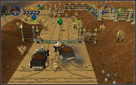 Aby rozpocząć tę misję musisz najechać jakimś pojazdem na przycisk znajdujący się przed stacją benzynową [1] , a następnie wejdź do budynku - Stacja benzynowa (bonus) | Kryształowa Czaszka Akt I | LEGO Indiana Jones 2 - LEGO Indiana Jones 2: The Adventure Continues - poradnik do gry