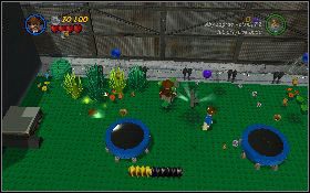 Przy końcu korytarza podejdź do stojaka z prawej [1] i weź szpadel - Domek w Mieście Zagłady (bonus) | Kryształowa Czaszka Akt I - LEGO Indiana Jones 2: The Adventure Continues - poradnik do gry