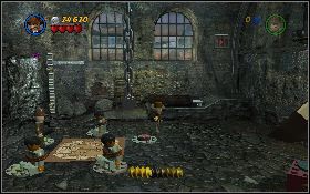 Następnie wróć do pomieszczenia z lewej, zwiąż biczem jednego z pacjentów i przeciągnij go na jeden z czerwonych przycisków w ziemi [1] - Mania muzyczna (bonus) | Kryształowa Czaszka Akt II | LEGO Indiana Jones 2 - LEGO Indiana Jones 2: The Adventure Continues - poradnik do gry