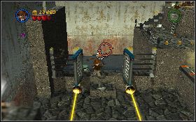 Podnieś łopatę, która wyleci ze skrzyni i przy jej pomocy napraw biało-czarny pas, po którym przesuń w lewo skrzynię - Lotnisko w Peru (bonus) | Kryształowa Czaszka Akt II | LEGO Indiana Jones 2 - LEGO Indiana Jones 2: The Adventure Continues - poradnik do gry