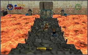 Po otworzeniu się przejście, wejdź do środka i skacz z trampoliny na trampolinę [1] , a z najwyższej przeskocz na półkę z lewej - Bijatyka w świątyni (bonus) | Kryształowa Czaszka Akt II | LEGO Indiana Jones 2 - LEGO Indiana Jones 2: The Adventure Continues - poradnik do gry