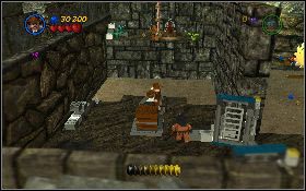 Przejdź do pomieszczenia z prawej i ze składziku w narożniku [1] podnieś łopatę - Skarbiec (bonus) | Kryształowa Czaszka Akt III | LEGO Indiana Jones 2 - LEGO Indiana Jones 2: The Adventure Continues - poradnik do gry