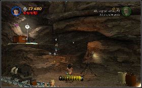 Indianą wejdź natomiast na górę (najpierw po platformach, potem po linie) i podnieś kolejną część [1] , którą również umieść w komputerze - Walka z Bellokiem | Poszukiwacze Zaginionej Arki | LEGO Indiana Jones 2 - LEGO Indiana Jones 2: The Adventure Continues - poradnik do gry