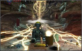 W ostatniej fazie walki wskocz do beczki i stań nią na przycisku za talerzem [1] - Walka z Bellokiem | Poszukiwacze Zaginionej Arki | LEGO Indiana Jones 2 - LEGO Indiana Jones 2: The Adventure Continues - poradnik do gry