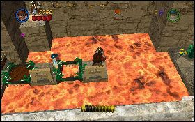 Aby rozpocząć to zadanie otwórz bramę hangaru [1] w zamkniętej jednostce wojskowej i wejdź do niego (aby dowiedzieć się w jaki sposób wejść do bazy przejrzyj opis postaci nieprzyjacielski oficer) - Hangar na lotnisku (bonus) | Poszukiwacze Zaginionej Arki | LEGO Indiana Jones 2 - LEGO Indiana Jones 2: The Adventure Continues - poradnik do gry