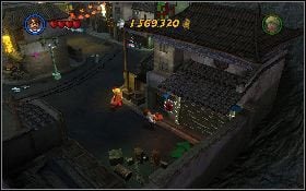 Zanim zaczniesz tę misję udaj się do centrum miasta i wskocz Willie na piętro budynku z neonem [1] - Pościg za Lao | Świątynia Zagłady | LEGO Indiana Jones 2 - LEGO Indiana Jones 2: The Adventure Continues - poradnik do gry