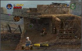 Wejdź nim do wiszącego z prawej koszyka i użyj klucza Willie na mechanizmie przy ścianie budynku, aby przesunąć koszyk w prawo [1] - Małpie psoty | Świątynia Zagłady | LEGO Indiana Jones 2 - LEGO Indiana Jones 2: The Adventure Continues - poradnik do gry