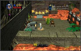 Aby rozpocząć ten etap weź dowódcę brytyjskiego do miasta i strzel z bazooki w neon [1] nad drzwiami wejściowymi - Klub Obi-Wan (bonus) | Świątynia Zagłady | LEGO Indiana Jones 2 - LEGO Indiana Jones 2: The Adventure Continues - poradnik do gry