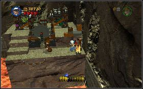 Przeskocz na prawą stronę i wskocz do miejsca z butelkami (musisz to zrobić nieco z boku piły tarczowej) - Klub Obi-Wan (bonus) | Świątynia Zagłady | LEGO Indiana Jones 2 - LEGO Indiana Jones 2: The Adventure Continues - poradnik do gry