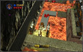 Dobiegnij do kwadratowej platformy na lawie i użyj bicza na chwytaku [1] po przeciwnej stronie - Jaskinia niewolnika (bonus) | Świątynia Zagłady | LEGO Indiana Jones 2 - LEGO Indiana Jones 2: The Adventure Continues - poradnik do gry