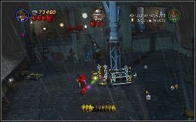 W trzeciej części walki (uważaj na dynamity rzucane przez przeciwnika) zniszcz wszystkie skrzynie stojące na środku i dole pokładu, a z rozsypanych klocków [1] , zacznij tworzyć kolejny mechanizm [2] - Harcownik z Coronado | Ostatnia Krucjata | LEGO Indiana Jones 2 - LEGO Indiana Jones 2: The Adventure Continues - poradnik do gry