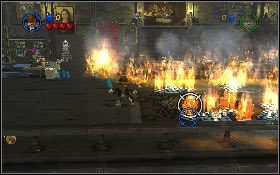 Po uwolnieniu się z więzów użyj bicza na chwytaku z lewej i przeskocz na kolejny, dzięki czemu przeskoczysz nad ogniem [1] - Brundwaldzka pożoga | Ostatnia Krucjata | LEGO Indiana Jones 2 - LEGO Indiana Jones 2: The Adventure Continues - poradnik do gry