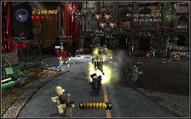 W kolejnej turze oprócz wrogów z karabinami, na pomostach z prawej i lewej pokażą się jeszcze przeciwnicy ze strzelbami - Bijatyka w Berlinie | Ostatnia Krucjata | LEGO Indiana Jones 2 - LEGO Indiana Jones 2: The Adventure Continues - poradnik do gry