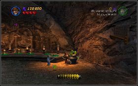 Następnie weź łopatę, którą znajdziesz przy drzewie z lewej i wykop nią [1] kolejne kielichy - Wyzwanie kielicha (bonus) | Ostatnia Krucjata | LEGO Indiana Jones 2 - LEGO Indiana Jones 2: The Adventure Continues - poradnik do gry
