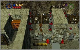 Użyj bicza na chwytaku [1] , wróć do środkowej sali i wskocz na jeden z czerwonych przycisków [2] - Wenecka biblioteka (bonus) | Ostatnia Krucjata | LEGO Indiana Jones 2 - LEGO Indiana Jones 2: The Adventure Continues - poradnik do gry