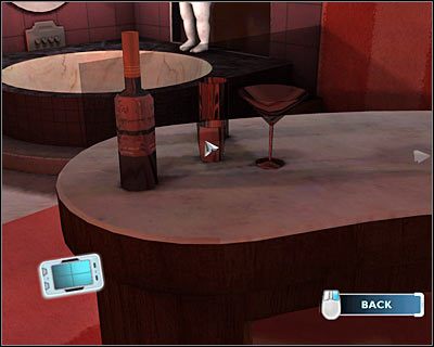 Na lewo od miejsca, w którym stoi Charles znajdują się butelki, na których również należy dokonać zbliżenia - [Odcinek 1 - Broken Hearted] Część 2 | CSI Mordercze Zamiary - CSI: Mordercze Zamiary - poradnik do gry