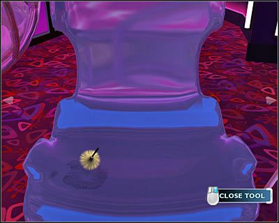 Ponownie kliknij na krzesłach znajdujących się bliżej baru, a następnie dokonaj zbliżenia na odsuniętym krześle, które zostało pokazane przez grę w trakcie rozmowy z Kathy - [Odcinek 1 - Broken Hearted] Część 5 | CSI Mordercze Zamiary - CSI: Mordercze Zamiary - poradnik do gry