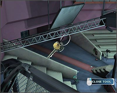 Pozyskanemu przed chwilą kluczowi dobrze byłoby się bliżej przyjrzeć - [Odcinek 2 - Coulda Been a Contender] Część 3 | CSI Mordercze Zamiary - CSI: Mordercze Zamiary - poradnik do gry