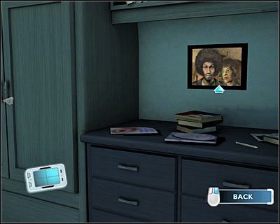 Przesuń teraz kamerę w prawo i dokonaj przybliżenia obrazu na wiszącym na ścianie przyczepy zdjęciu - [Odcinek 5 - Crime Scene Impersonator] Część 10 | CSI Mordercze Zamiary - CSI: Mordercze Zamiary - poradnik do gry