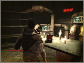 Po otwarciu skrzynki na stole #1 i wyciągnięciu z niej klucza, uruchomi się wskaźnik czasu #2 - [Opis przejścia - Jennings] cz. 2 | Piła - Piła - poradnik do gry