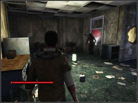 Przeciskając się przez wybitą dziurę spotykamy skrzynkogłowego (do potyczki jednak nie dojdzie) - [Opis przejścia - Tapp] cz. 1 | Piła - Piła - poradnik do gry