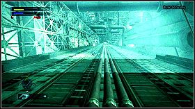 Podejdź do kontenerów z prawej, zniszcz je i rozwal pękniętą ścianę za pomocą szerokiego miecza - Misja 5 | Opis przejścia | Ninja Blade - Ninja Blade - poradnik do gry