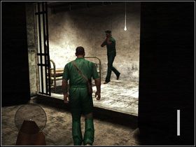 Idąc w cieniu (przy ścianie) po lewej stronie, przechodzimy przed celą #1 - 1. Awakening - Opis przejścia - Manhunt 2 - poradnik do gry