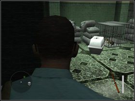 Przeszukując boczna pomieszczenia na parterze, natrafiamy na łom , który za moment będzie potrzebny (opcjonalnie, zabieramy go z jednego z ciał) - 11. Origins - Opis przejścia - Manhunt 2 - poradnik do gry