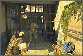 Po tym jak krótka scenka dobiegnie końca, trafisz na tyłu budynku, gdzie poproszony zostaniesz o rozmieszczenie nadajników na charakterystycznych skrzynkach na ścianie [1] - [Opis przejścia - Etap 1] cz. 1 - Army of Two: The 40th Day - poradnik do gry