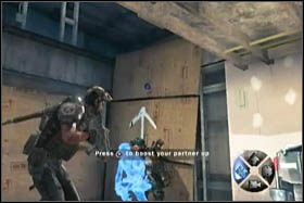 Następnie, korzystając z mechanizmu znanego już z pierwszej części gry, podsadź współtowarzysza i wejdź na wyższe piętro - [Opis przejścia - Etap 1] cz. 2 - Army of Two: The 40th Day - poradnik do gry