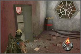 W małym pomieszczeniu, na prawo od pierwszego przełącznika, na który natkniesz się już na początku etapu (przełącznik odblokowuje przejście kompanowi) - [Sekrety - Etap 7] - Army of Two: The 40th Day - poradnik do gry