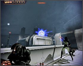 Rozkaż swoim podwładnym by schowali się za murkiem, bo już wkrótce zaatakuje Cię kilka dronów obronnych - Mass Effect 2: Pochód Wolności - opis przejścia, solucja - Mass Effect 2 - poradnik do gry