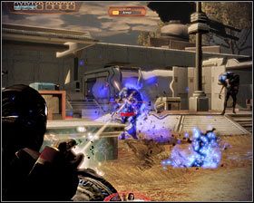 Skieruj się teraz do pokazanej na pierwszym screenie dużej bramy - Mass Effect 2: Horyzont - opis przejścia, solucja - Mass Effect 2 - poradnik do gry