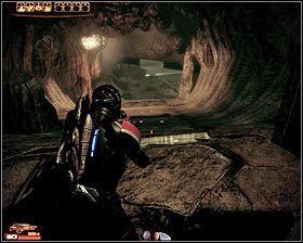 Wkrótce zza rogu wybiegnie dość liczna grupka zombiaków i wbrew temu co mógłbyś sądzić nie musisz się tu śpieszyć - Mass Effect 2: Statek Zbieraczy - opis przejścia, solucja - Mass Effect 2 - poradnik do gry
