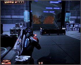 Po tym jak zniszczysz wszystkie pojemniki skup się przede wszystkim na zniszczeniu tarczy ochronnej i pancerza pani kapitan - Mass Effect 2: Akta, Egzekutorka - opis przejścia, solucja - Mass Effect 2 - poradnik do gry