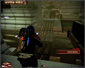 Koniecznie ustaw się z boku urządzenia, gdyż musisz teraz mieć przytrzymany klawisz akcji przez kilka sekund w celu załączenia sprzęga - Mass Effect 2: Krok od katastrofy statku - opis przejścia, solucja - Mass Effect 2 - poradnik do gry