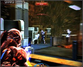 W dalszym ciągu pozostań na górnym balkoniku i odszukaj pokazany na pierwszym screenie korytarz - Mass Effect 2: Wykopalisko archeologiczne - opis przejścia, solucja - Mass Effect 2 - poradnik do gry