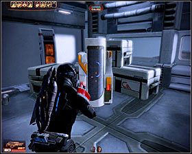 Po znalezieniu się w środku w pierwszej kolejności wykonaj trzy czynności - odszukaj nowe PDA, zabierz 2000 jednostek irydu z pojemnika i włam się do lewego terminalu (pierwszy screen), dzięki czemu pozyskasz nowy plan projektu badawczego - Mass Effect 2: MSV Strontowy Muł - opis przejścia, solucja - Mass Effect 2 - poradnik do gry