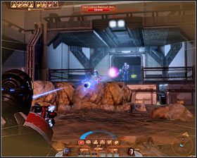 Musisz od razu przystąpić do działania, gdyż już po upływie kilku sekund w okolicy zaczną się pojawiać żołnierze Błękitnych Słońc - Mass Effect 2: Baza Błękitnych Słońc - opis przejścia, solucja - Mass Effect 2 - poradnik do gry