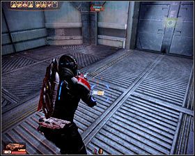 Po wygranej bitwie rozejrzyj się za pierwszym spośród pięciu pojemników, skrywającym 400 jednostek irydu (pierwszy screen) - Mass Effect 2: Baza Błękitnych Słońc - opis przejścia, solucja - Mass Effect 2 - poradnik do gry