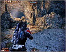 W pomieszczeniu tym nie odnajdziesz żadnych istotnych przedmiotów, tak więc możesz od razu udać się w stronę pokazanej na pierwszym screenie dziury w ścianie - Mass Effect 2: Baza Błękitnych Słońc - opis przejścia, solucja - Mass Effect 2 - poradnik do gry