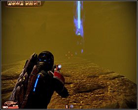 W początkowej fazie przemarszu będziesz musiał wybrać pomiędzy dwoma różnymi ścieżkami - dolną (pierwszy screen) i górną (drugi screen) - Mass Effect 2: Wykryto anomalie pogodowe - opis przejścia, solucja - Mass Effect 2 - poradnik do gry