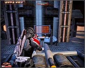 Po odczytaniu wiadomości o przegrzewającym się generatorze powróć do głównego przełącznika i ponownie z niego skorzystaj, tym razem z zamiarem zasilenia jednostki chłodzącej znajdującej się po lewej stronie (pierwszy screen) - Mass Effect 2: Zagrożona stacja badawcza - opis przejścia, solucja - Mass Effect 2 - poradnik do gry