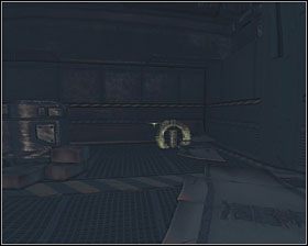 Ostatni w tym etapie pojemnik leży pod żółtym podnośnikiem w garażu - Colony | Kanistry w Aliens vs Predator - Aliens vs Predator - poradnik do gry