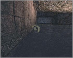 Po zejściu studnią do wnętrza budowli na środku planszy, sprawdź dokładnie teren wokół miejsca, w którym wypadłeś na dole - Ruins | Kanistry w Aliens vs Predator - Aliens vs Predator - poradnik do gry